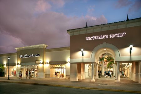 Shoppers outside at the Orlando International Premium Outlets shopping  Mall, International Drive, Orlando, Florida, America Stock Photo - Alamy